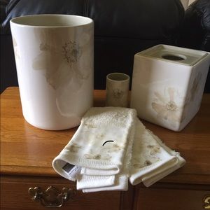 Ceramic bathroom set